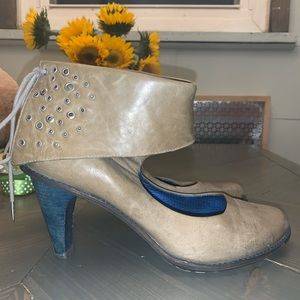 Grey Tsubo shoes with blue heels
